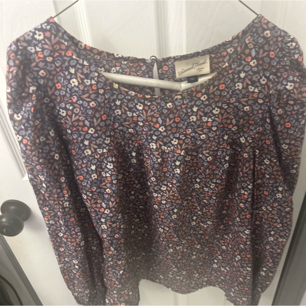 NWOT UNIVERSAL THREAD floral blouse.